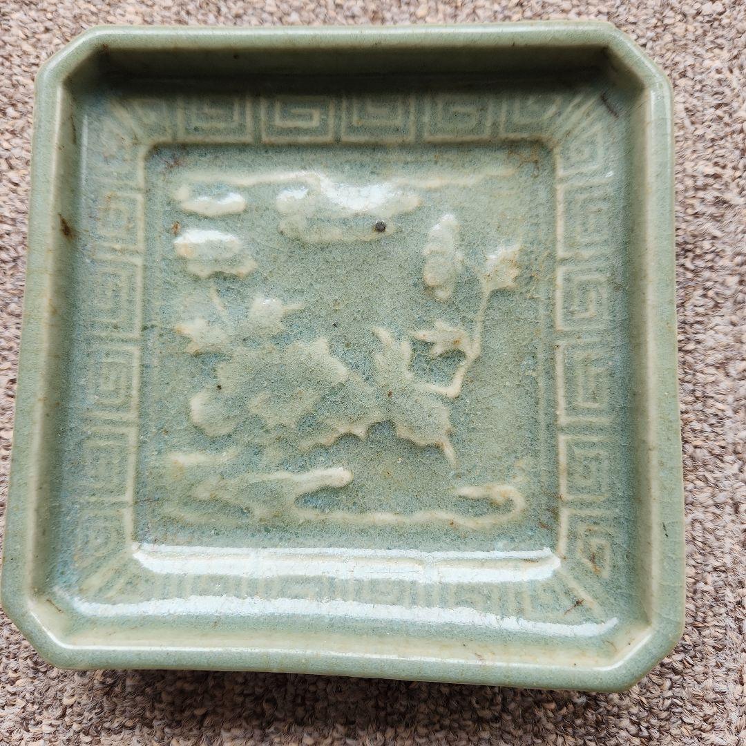 古九谷青磁陽刻牡丹蝶雷紋角皿