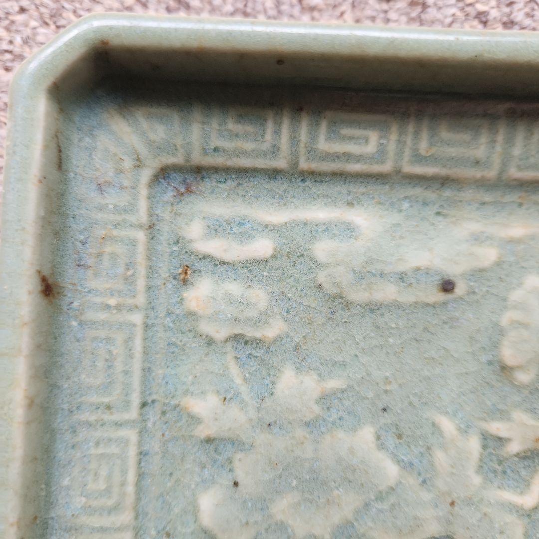 古九谷青磁陽刻牡丹蝶雷紋角皿