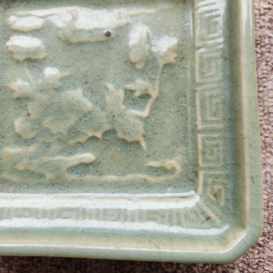 古九谷青磁陽刻牡丹蝶雷紋角皿