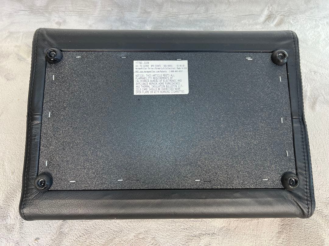 ハーマンミラー本革フットピロー