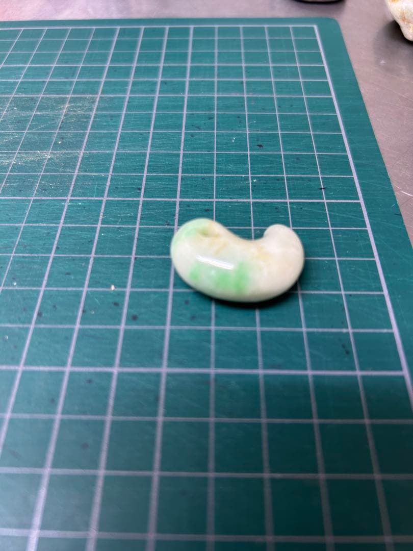 糸魚川翡翠　勾玉