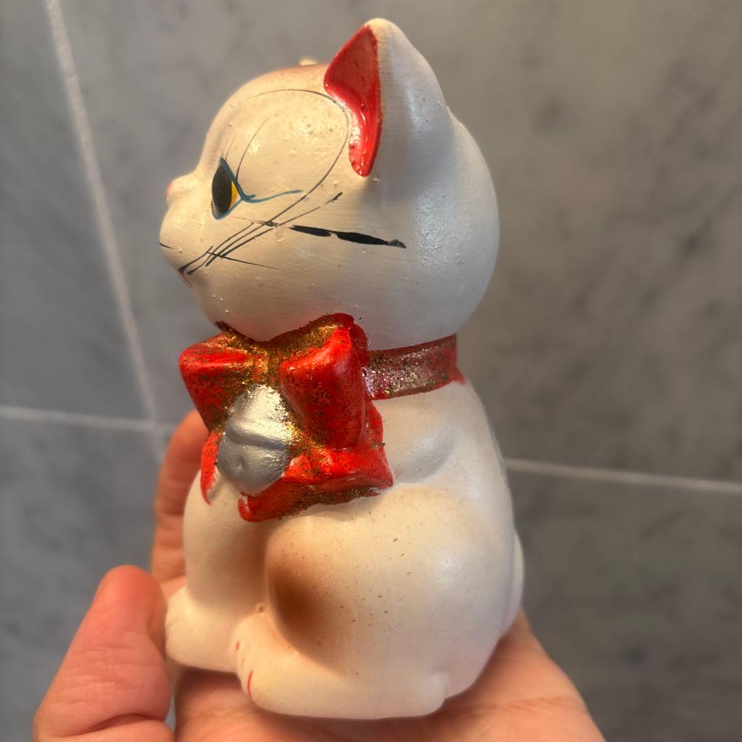 アンティーク大きな瞳や長いヒゲ、まつ毛が美しく、大きなリボンも可愛い招き猫