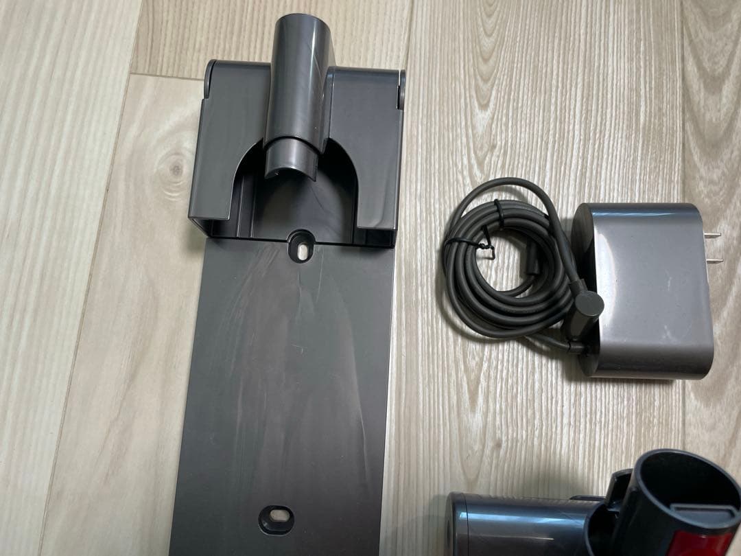 Dyson V8 Fluffy Slim付属品セット　スタンド・ヘッド・充電器