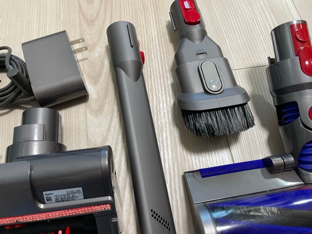 Dyson V8 Fluffy Slim付属品セット　スタンド・ヘッド・充電器