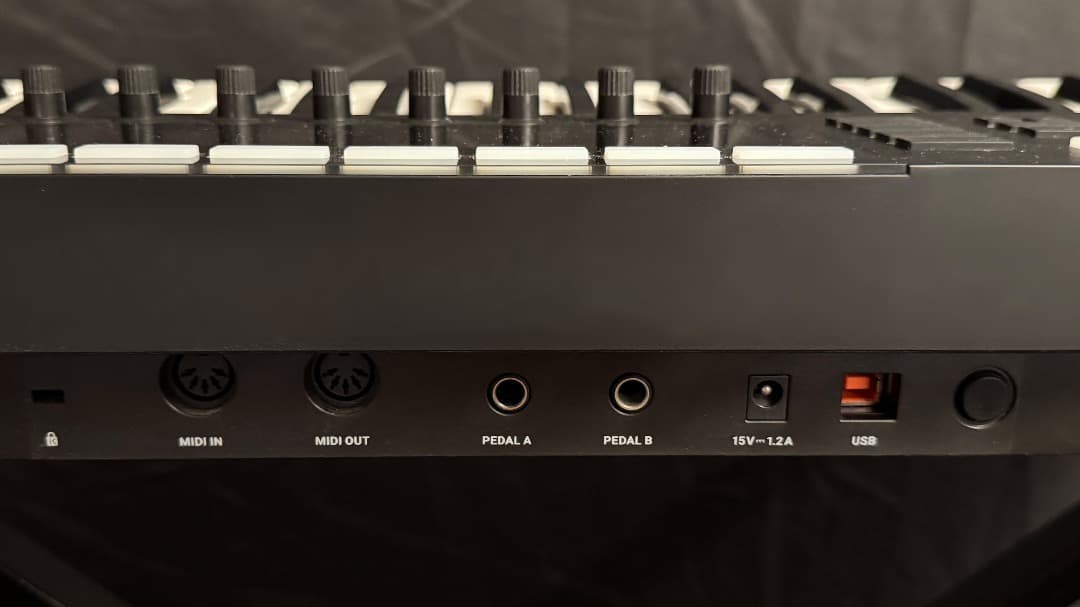 KOMPLETE KONTROL S61 MK2（ライセンス登録可・おまけ付き）