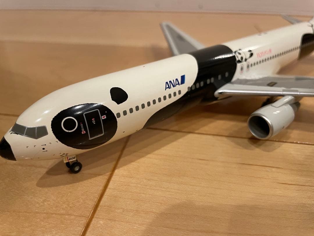 ANA ボーイング767-300ER 特別塗装モデル 1/200