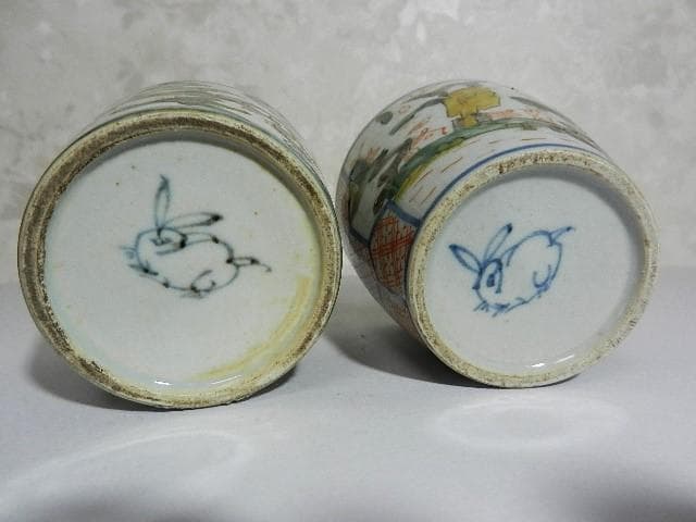 １８世紀後半の色絵蕎麦猪口２点（龍・雲・宝珠文／亀甲・人物・風景文）