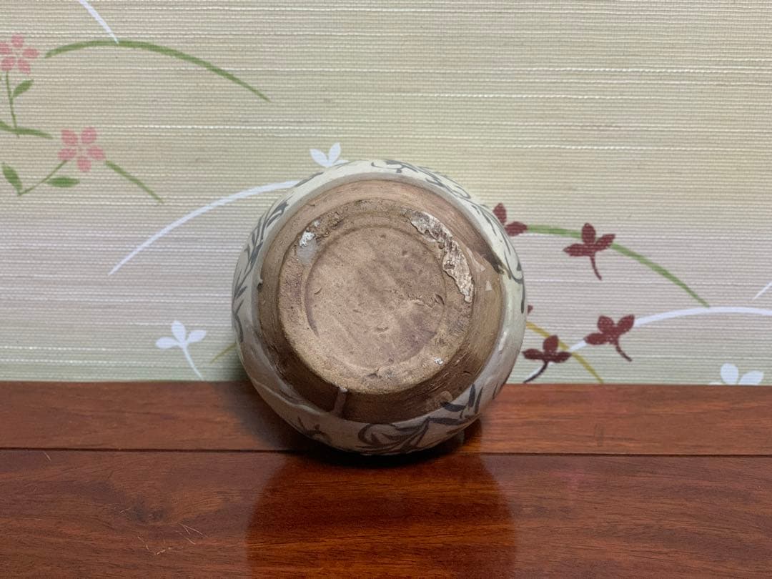 李朝？　中国？　アンティーク白磁四耳草花紋壺　花瓶