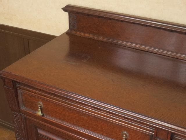 イギリス アンティーク オーク材 ブルボーズレッグ 彫刻 サイドボード 鍵付き