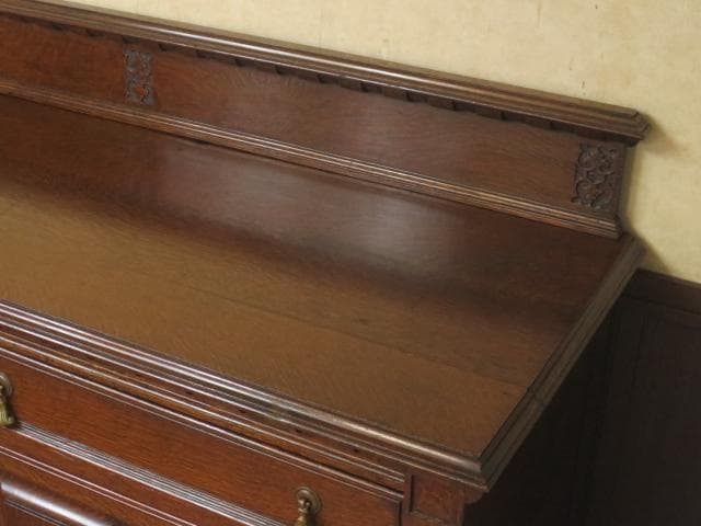 イギリス アンティーク オーク材 ブルボーズレッグ 彫刻 サイドボード 鍵付き