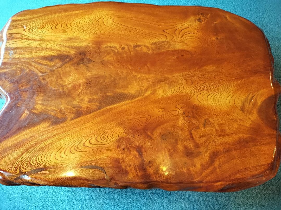 けやき1枚板で作った無垢材のテーブル