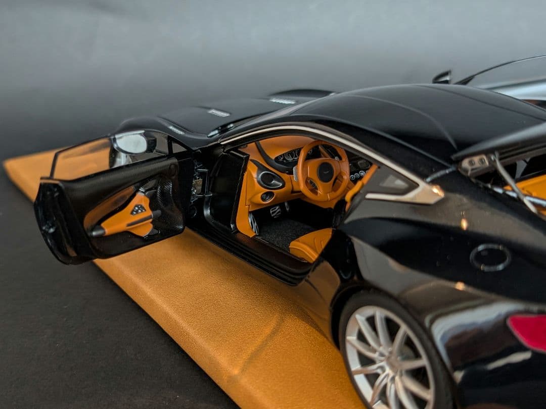 オートアート 1/18 ASTON MARTIN ONE-77 ブラックパール
