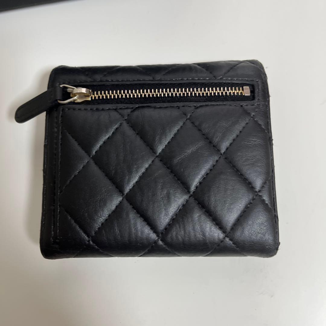CHANELの三つ折り財布　ラムスキン美品