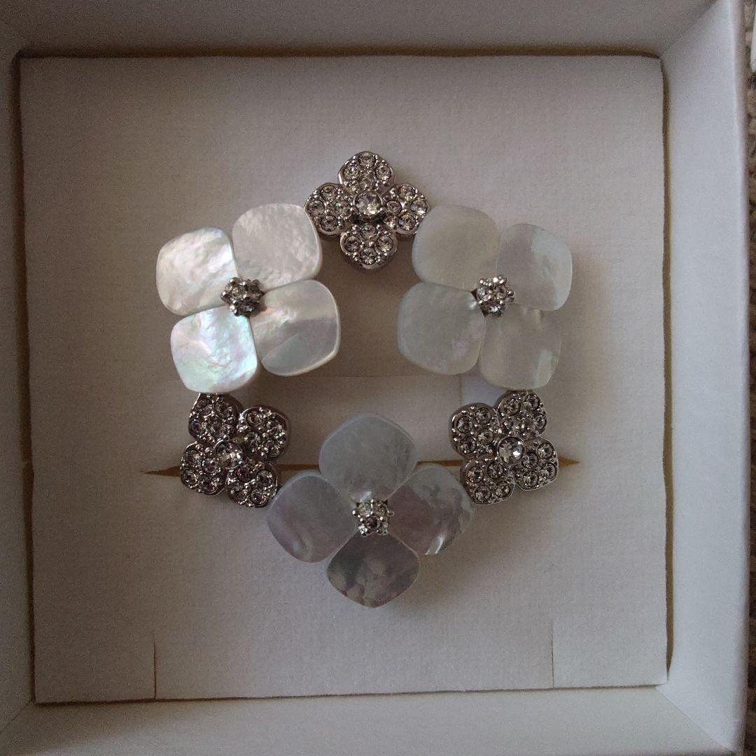 【未使用品】ヴァンドームブティック　シェルフラワー　 リースブローチ