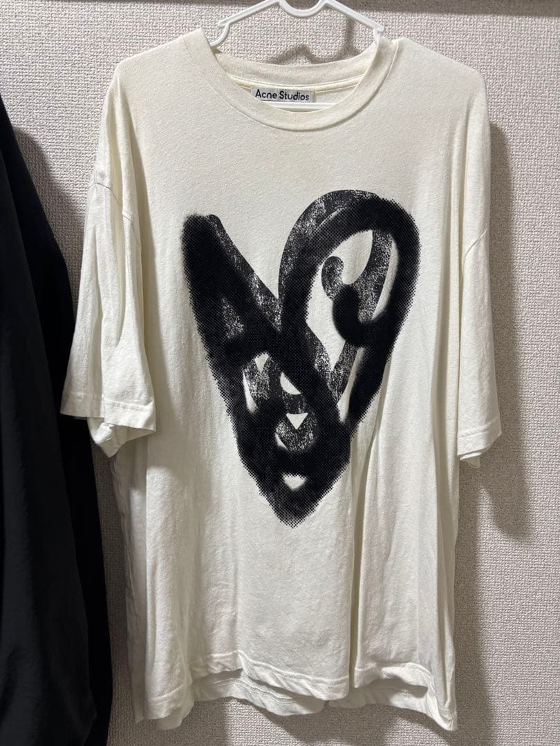 Acne Studios ハート型Tシャツ アイボリー