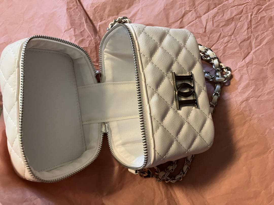 【シルバーパーツ】キルティングスクエアミニバッグ　ホワイト