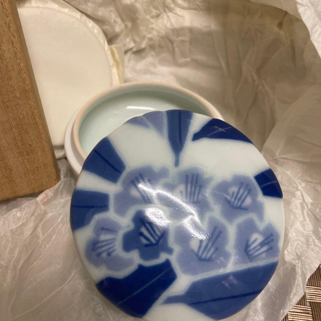 青と白の花模様 香合 宮川喜吉