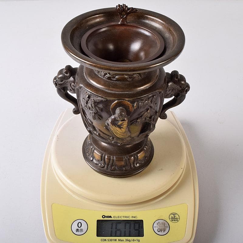 仏教美術　金工師　中尾宗貞制造　古銅　盛上彫　人物刻　花立　仏具　V　R8422