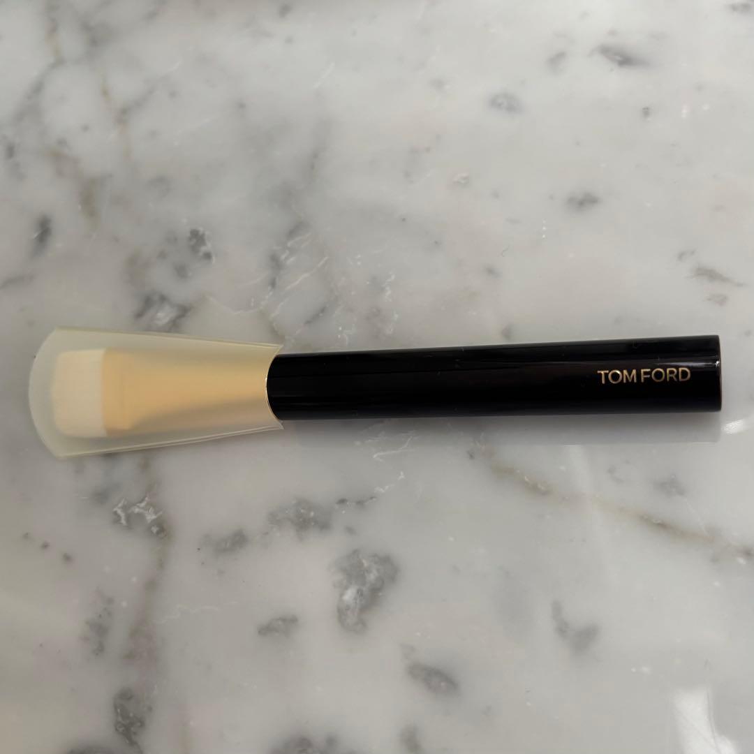 TOM FORD シェイド&イルミネイトブラシ04