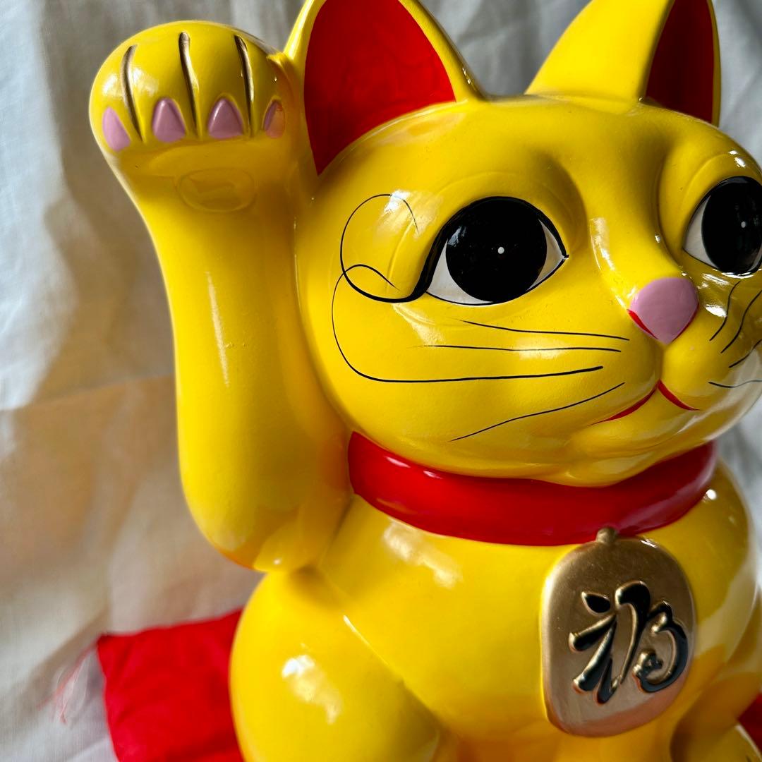 招き猫 右手あげ 黄色 10号 赤座布団