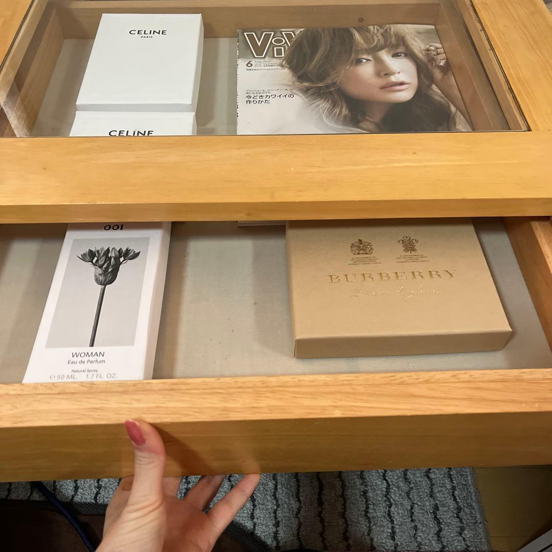 ガラス天板の木製テーブル 引き出し付き