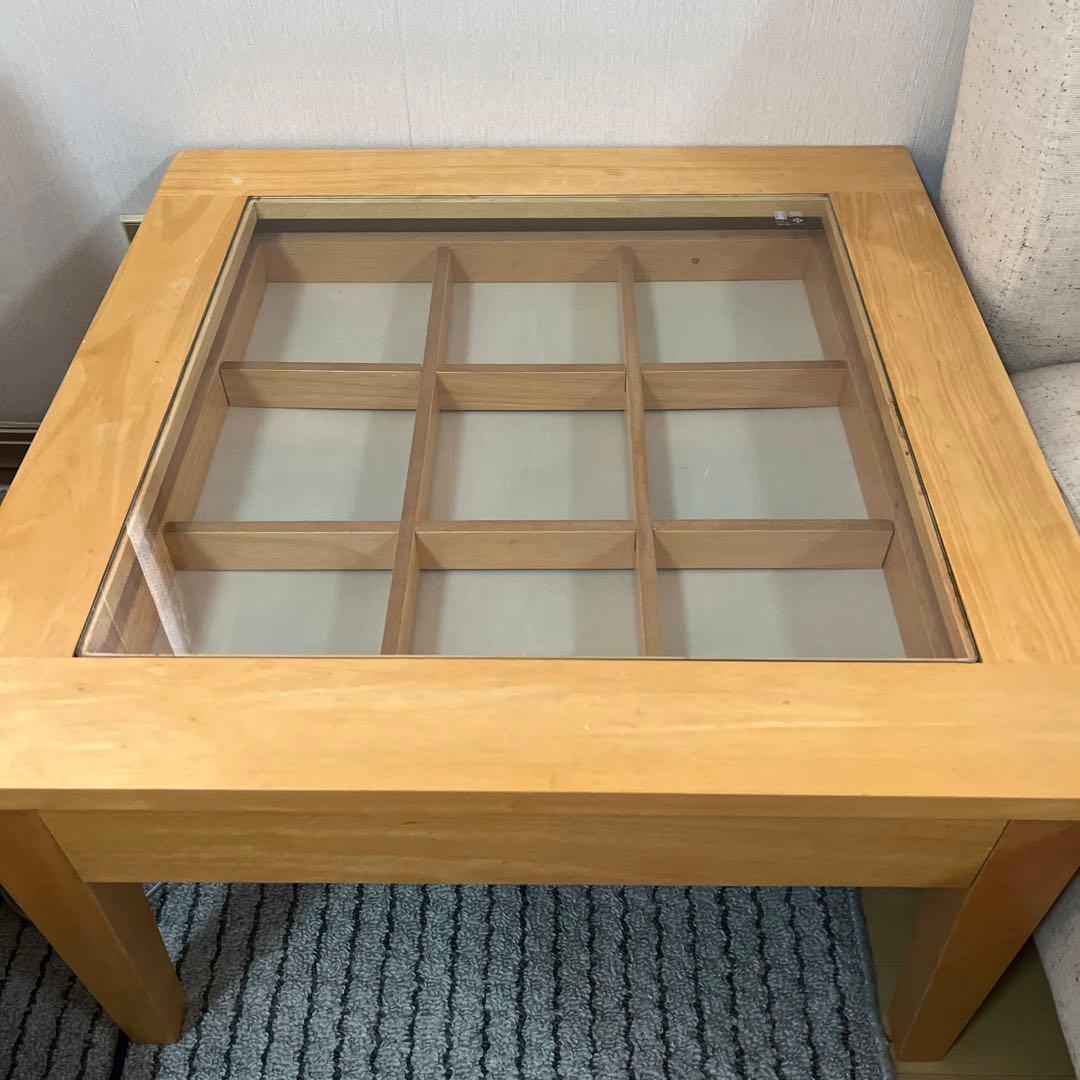 ガラス天板の木製テーブル 引き出し付き