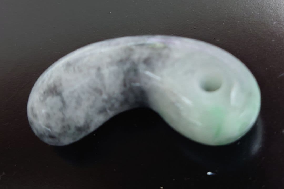 糸魚川翡翠　勾玉　緑と黒