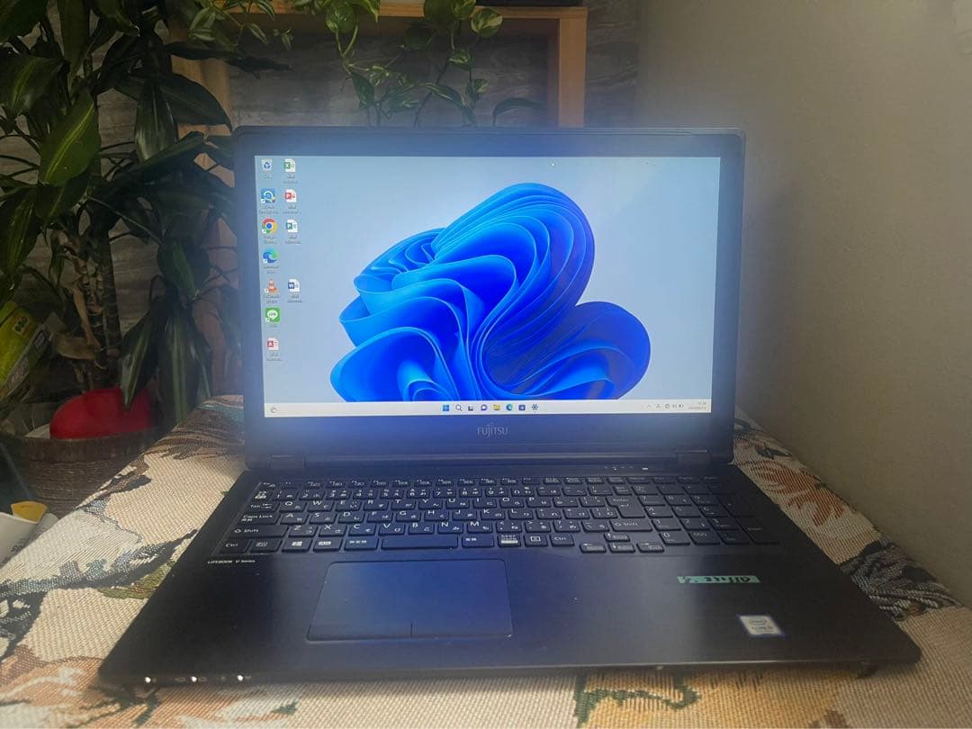 富士通　PCパソコンノ-ト　Corei5-7300U SSD Windows11