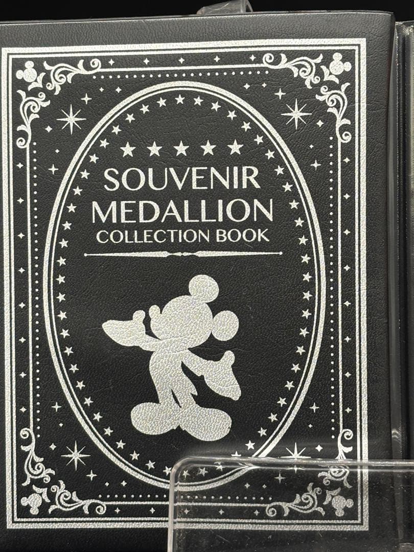 【2017東京ディズニー】ミッキーマウス メダリオン 収集コレクション ブック
