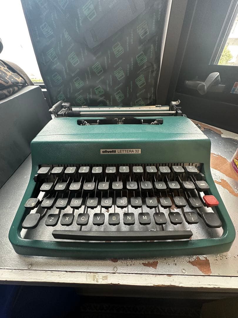 Olivetti LETTERA 32 タイプライター