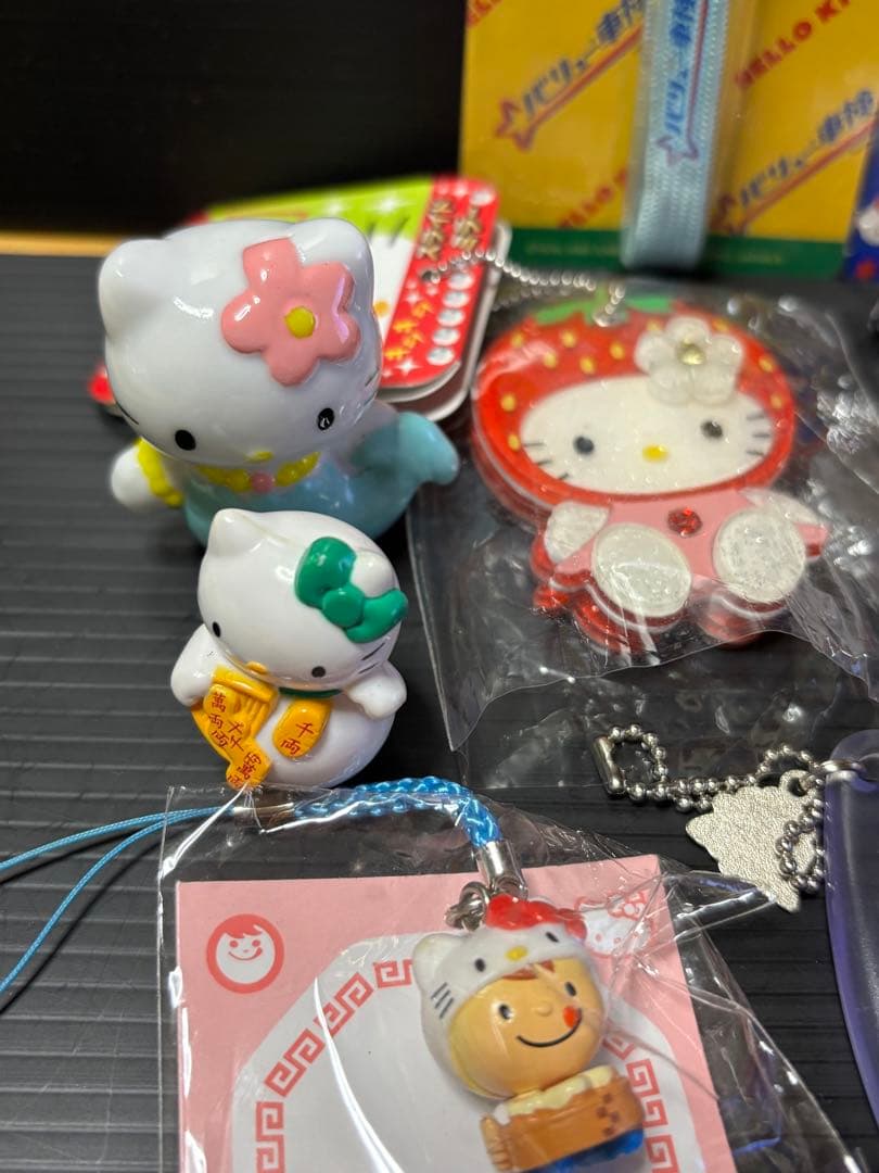 サンリオ　キティ　ストラップ　キーホルダー　ピンバッジ　他　セット
