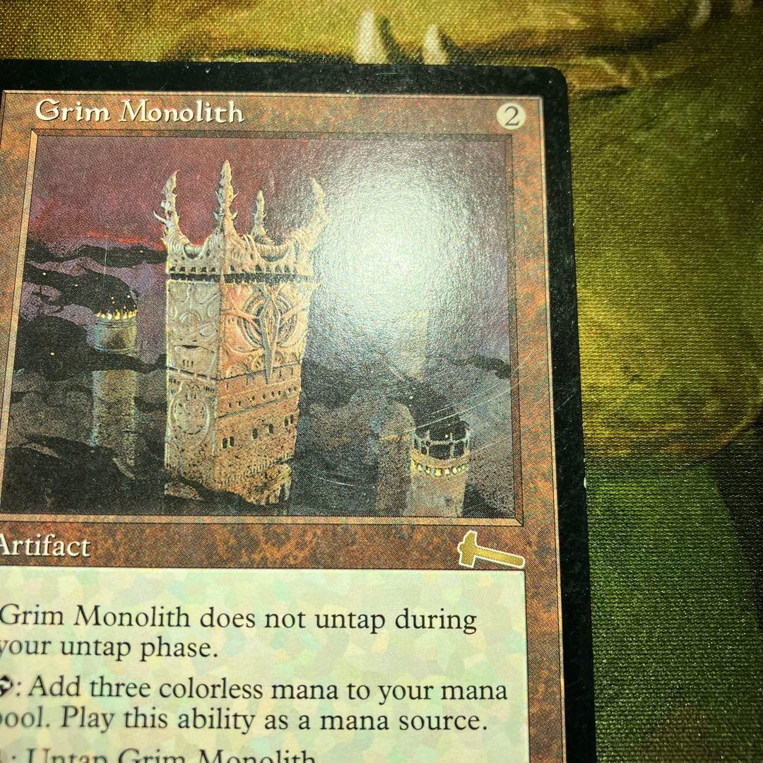 厳かなモノリス　英語