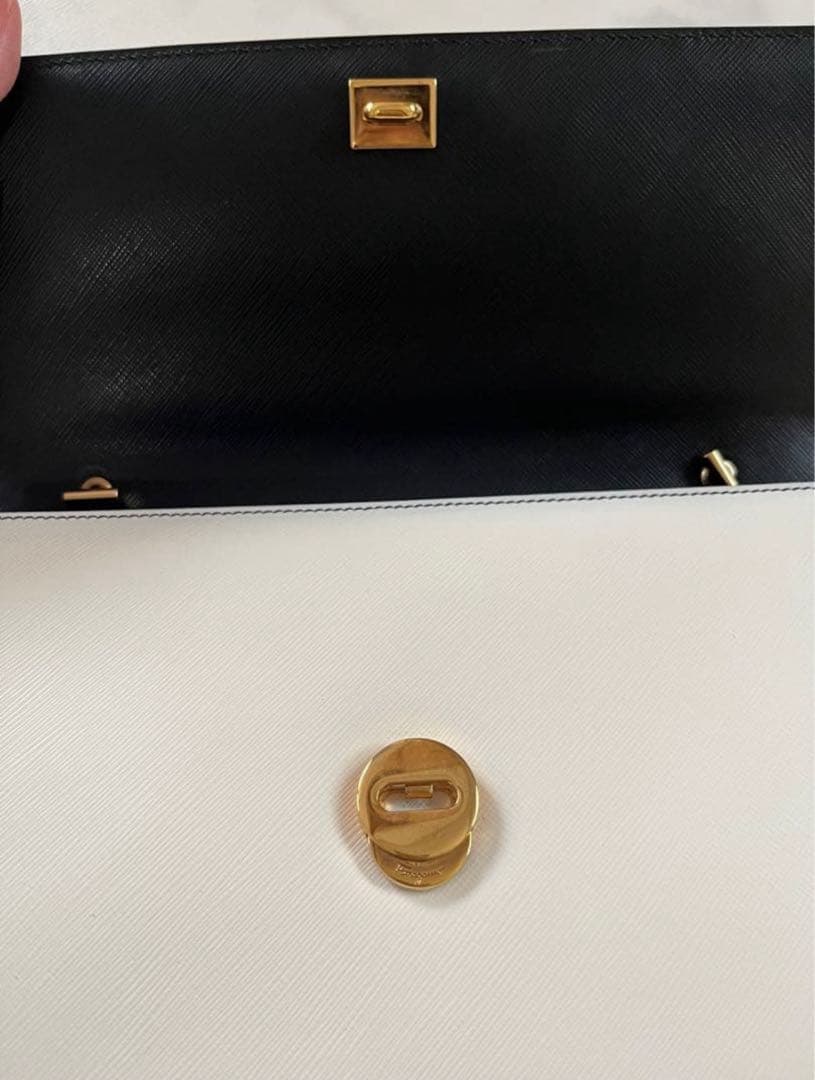 サルヴァトーレ フェラガモ ブラック ホワイト ショルダー リボン チェーン