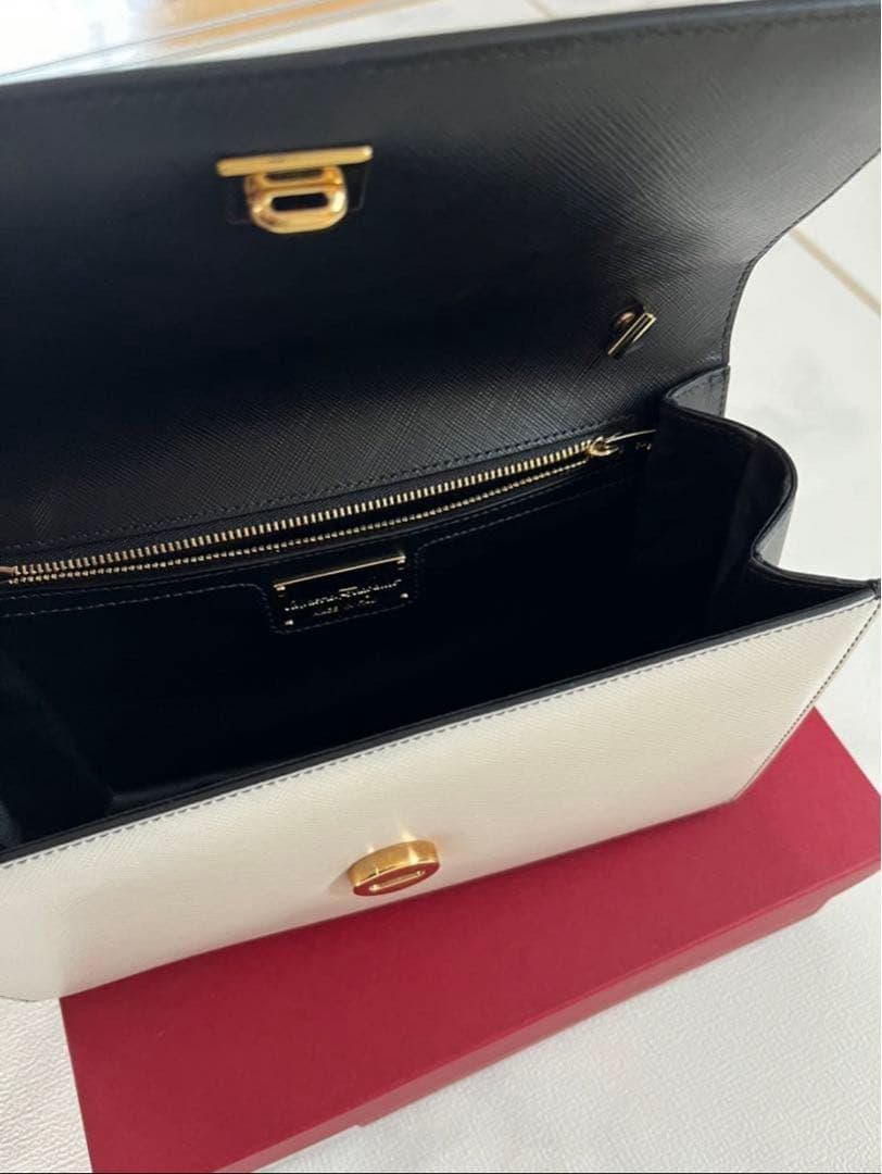 サルヴァトーレ フェラガモ ブラック ホワイト ショルダー リボン チェーン