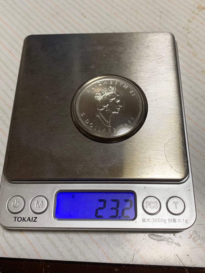 懐中時計　メープルリーフ5ドル製　クォーツタイプ重さ55g不動可能性強し