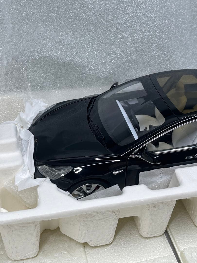 ミニカー　1/18 テスラ　モデル3 ブラック