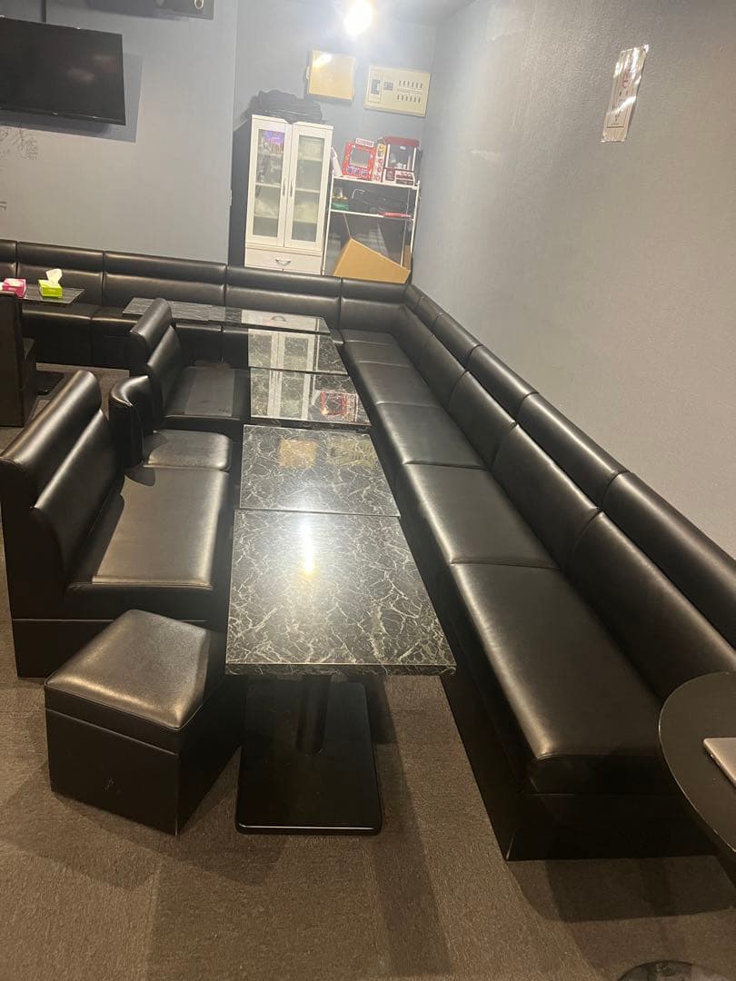 BOX席用ソファーとテーブル