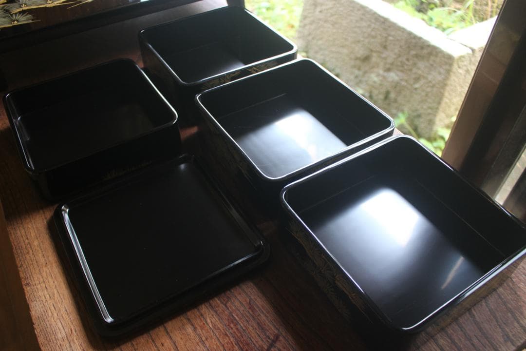 デッドストック！上質黒漆に極上松沈金の映える輪島塗の屠蘇器重箱揃い（検お重