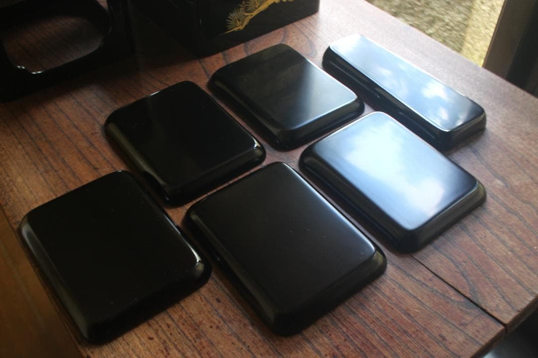 デッドストック！上質黒漆に極上松沈金の映える輪島塗の屠蘇器重箱揃い（検お重