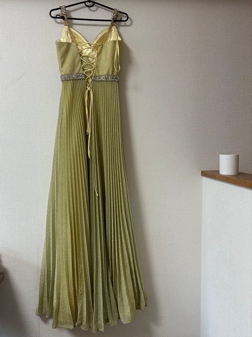 キラキラがかわいいライトグリーンがかったイエロー カラードレス