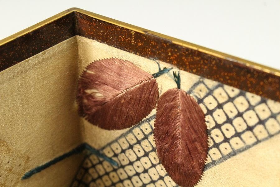 名品 岩庭草花蒔絵 時代 文箱 内 刺繍貼 美品(K-YC576)