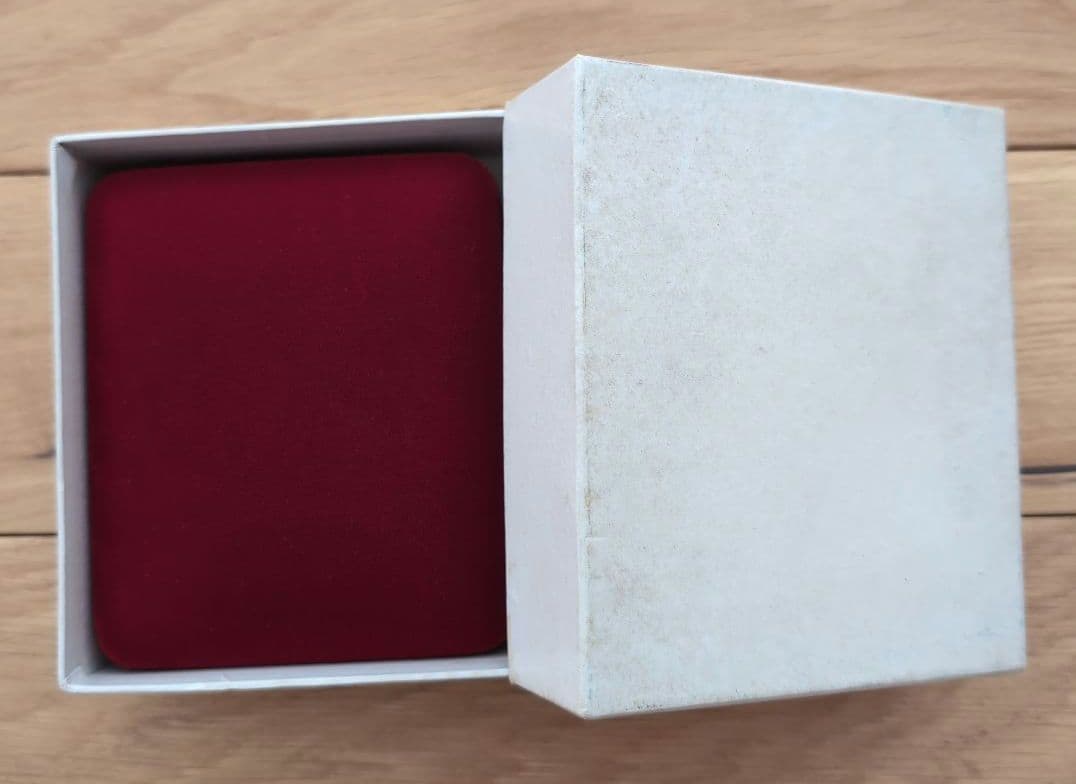 500円白銅貨幣発行記念メダルと昭和57年発行の500円硬貨２枚