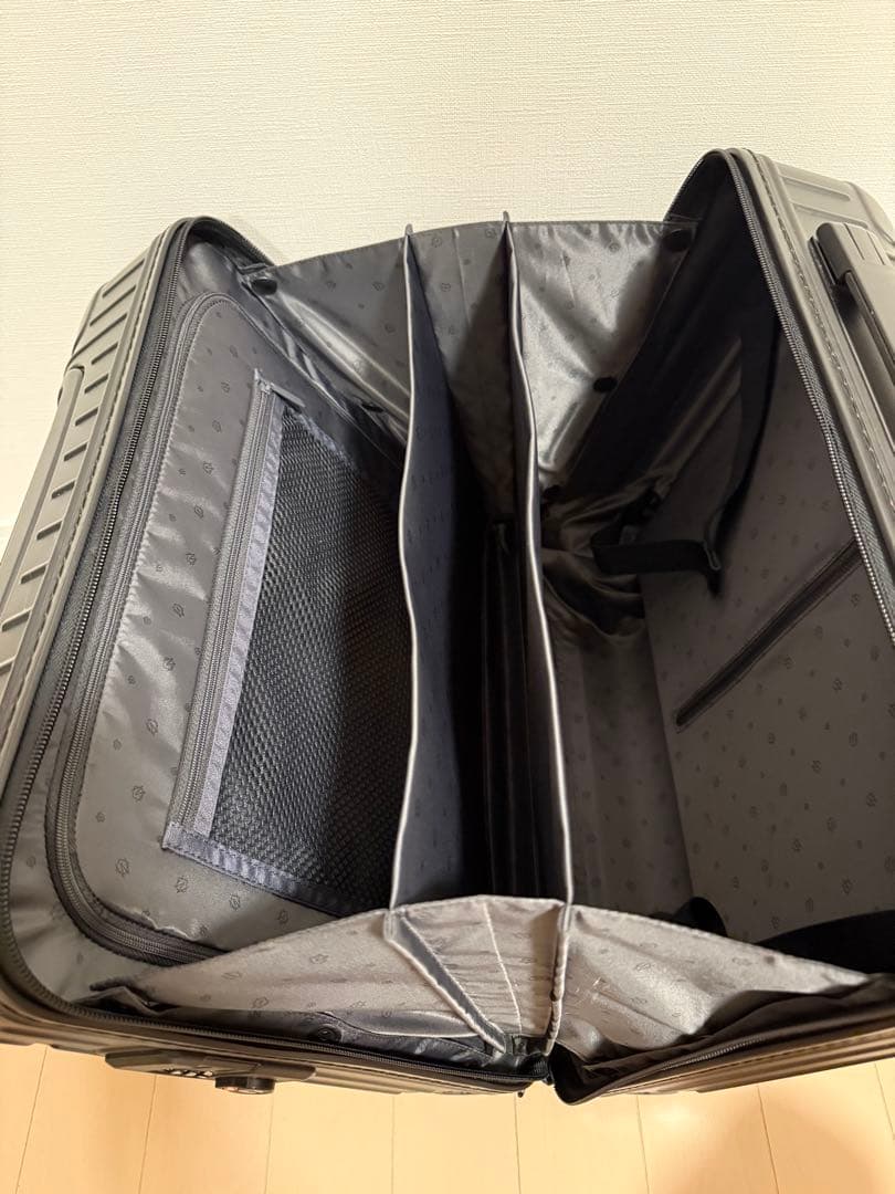 RIMOWA ESSENTIAL SLEEVE ブラック コンパクト