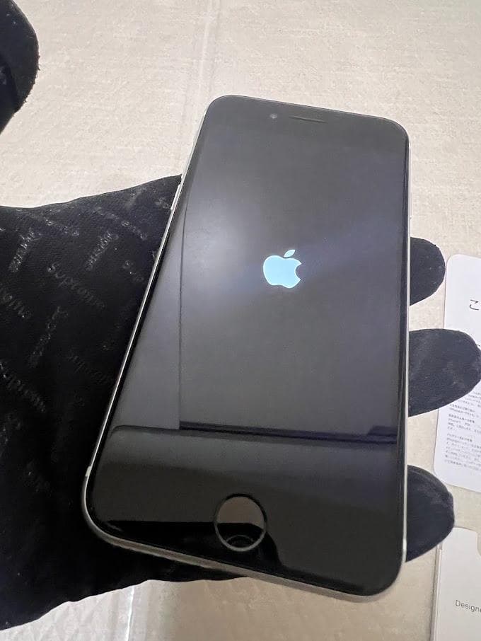 【極美品】Apple iPhone SE (第2世代) ホワイト 本体