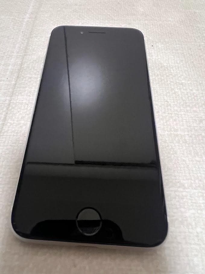 【極美品】Apple iPhone SE (第2世代) ホワイト 本体