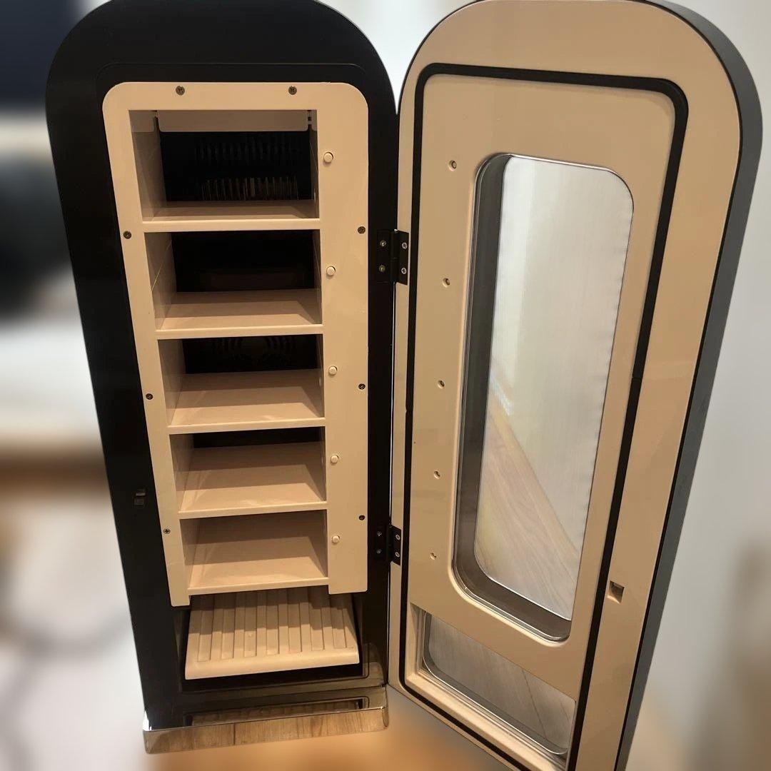 アーモンドアイG1７勝記念　自動販売機型保冷庫