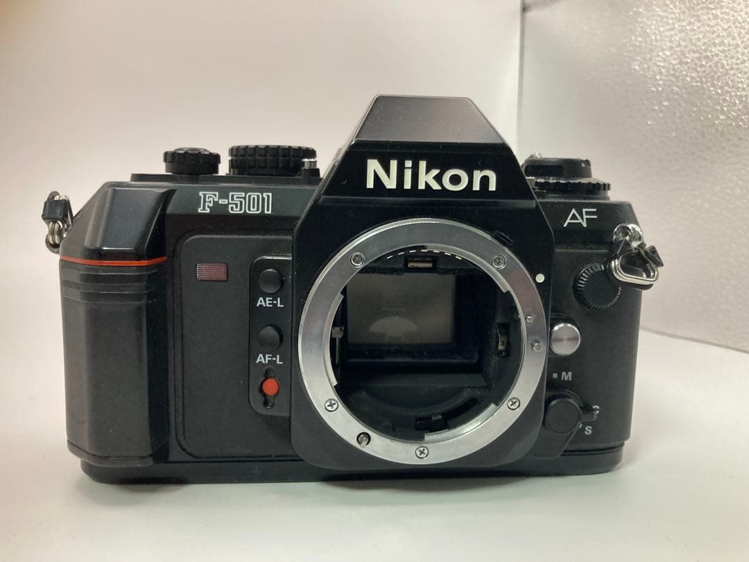 超美品Nikon F-501 フィルム一眼レフカメラ