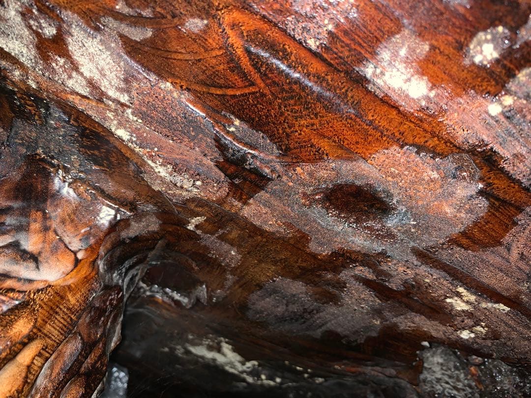 自然な形状の茶色い座卓　花梨