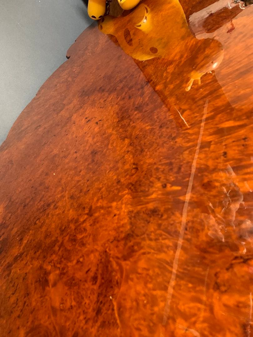 自然な形状の茶色い座卓　花梨