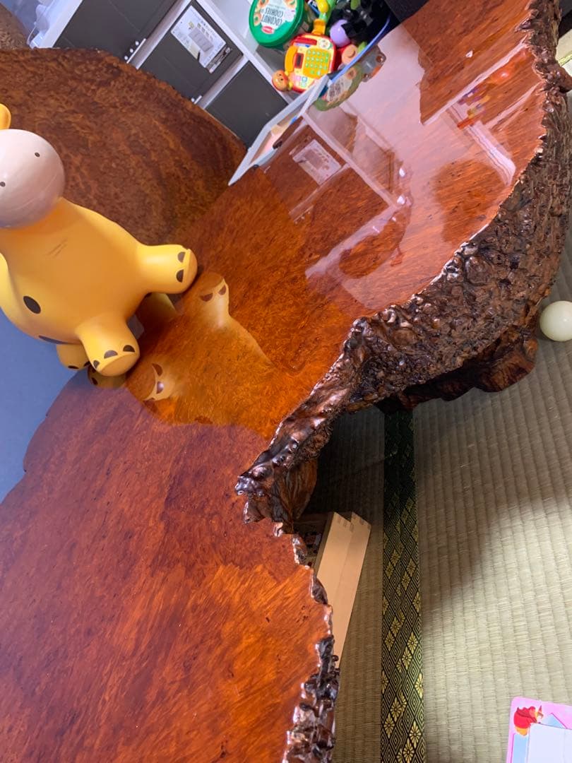 自然な形状の茶色い座卓　花梨